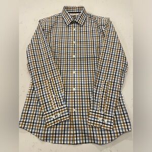 Banana Republic men’s long sleeve button down shirt. Wrinkle resistant, slim fit
